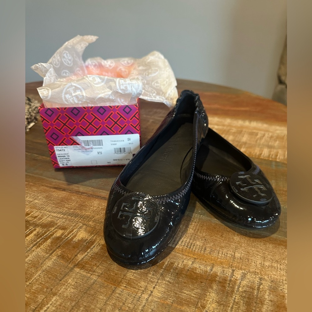 Gorgeous Tory Burch Minnie Patent Leather Navy Blue Flats size 8.5.